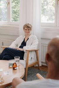 Arbeit sitzend mit Klientin 